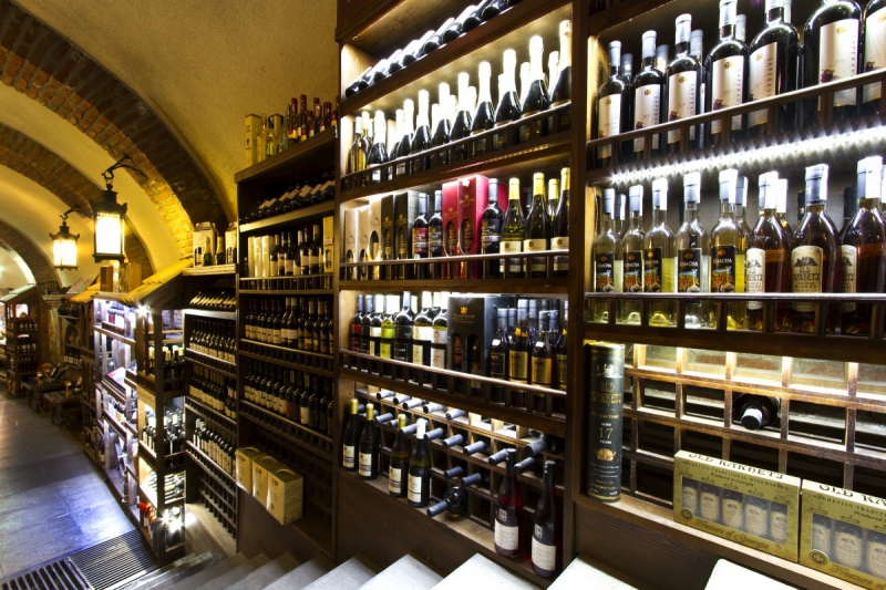 bar-BRIGNOLES-min_world_street_travel_shop_canon_georgia_wine_bottles-429767